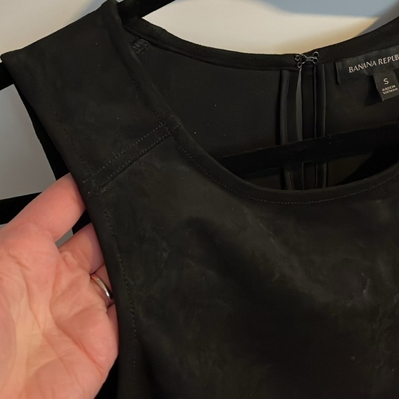 Banana Republic Sleeveless Solid Black Suede Boxy Top - Picture 2 of 7